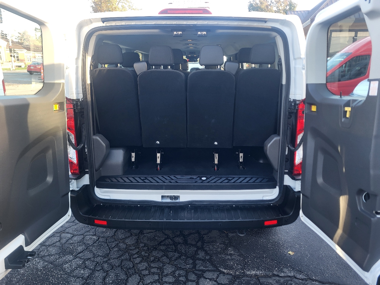 Ford Transit 350 Wagon Low Roof XLT w/Sliding Pass. 148-in. WB 2022 Ford Transit 350 Wagon Low Roof XLT w/Sliding Pass. 148-in. WB 2022