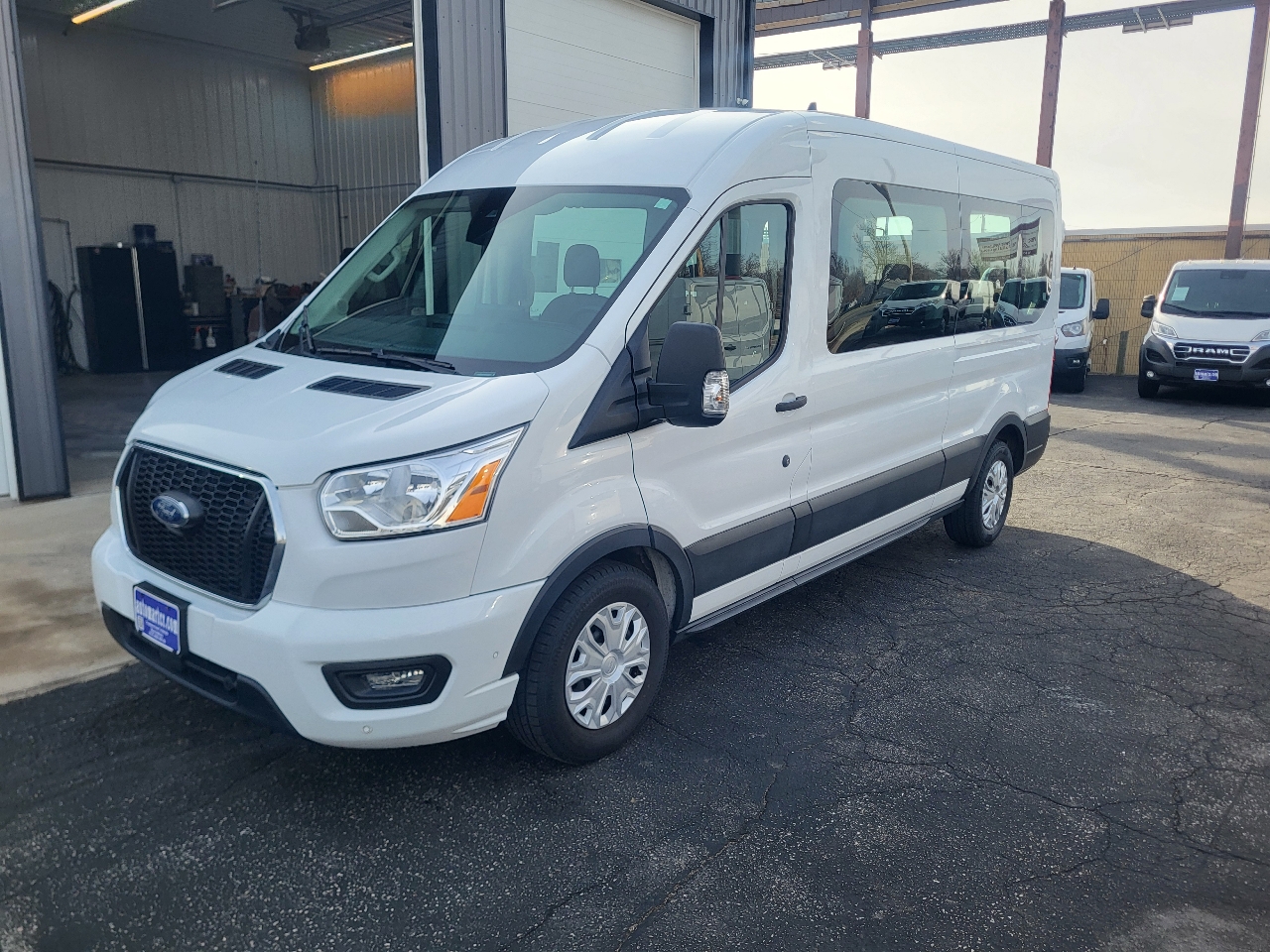 Ford Transit 350 Wagon Med. Roof XLT w/Sliding Pass. 148-in. WB 2022