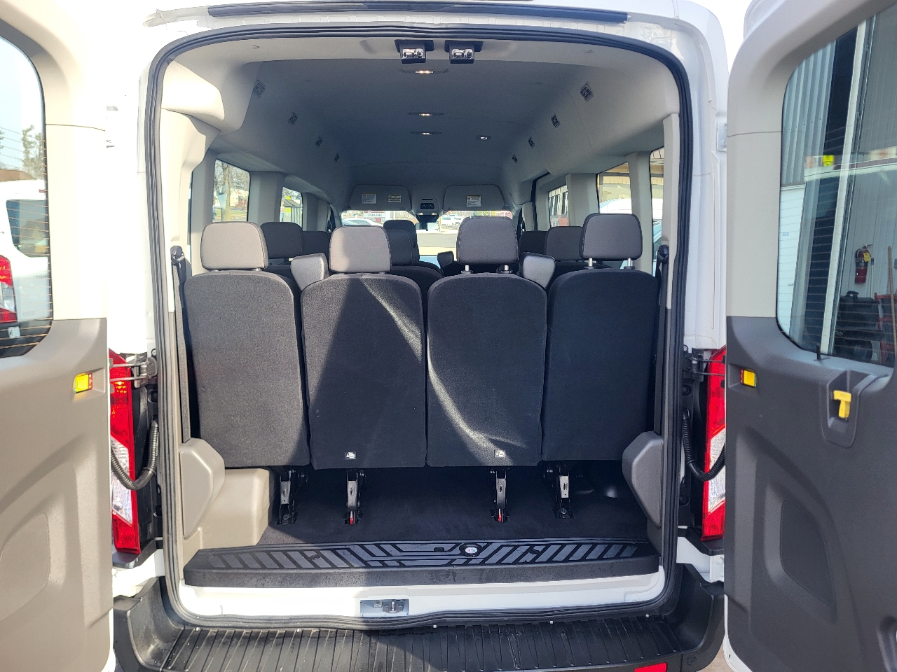 Ford Transit 350 Wagon Med. Roof XLT w/Sliding Pass. 148-in. WB 2022