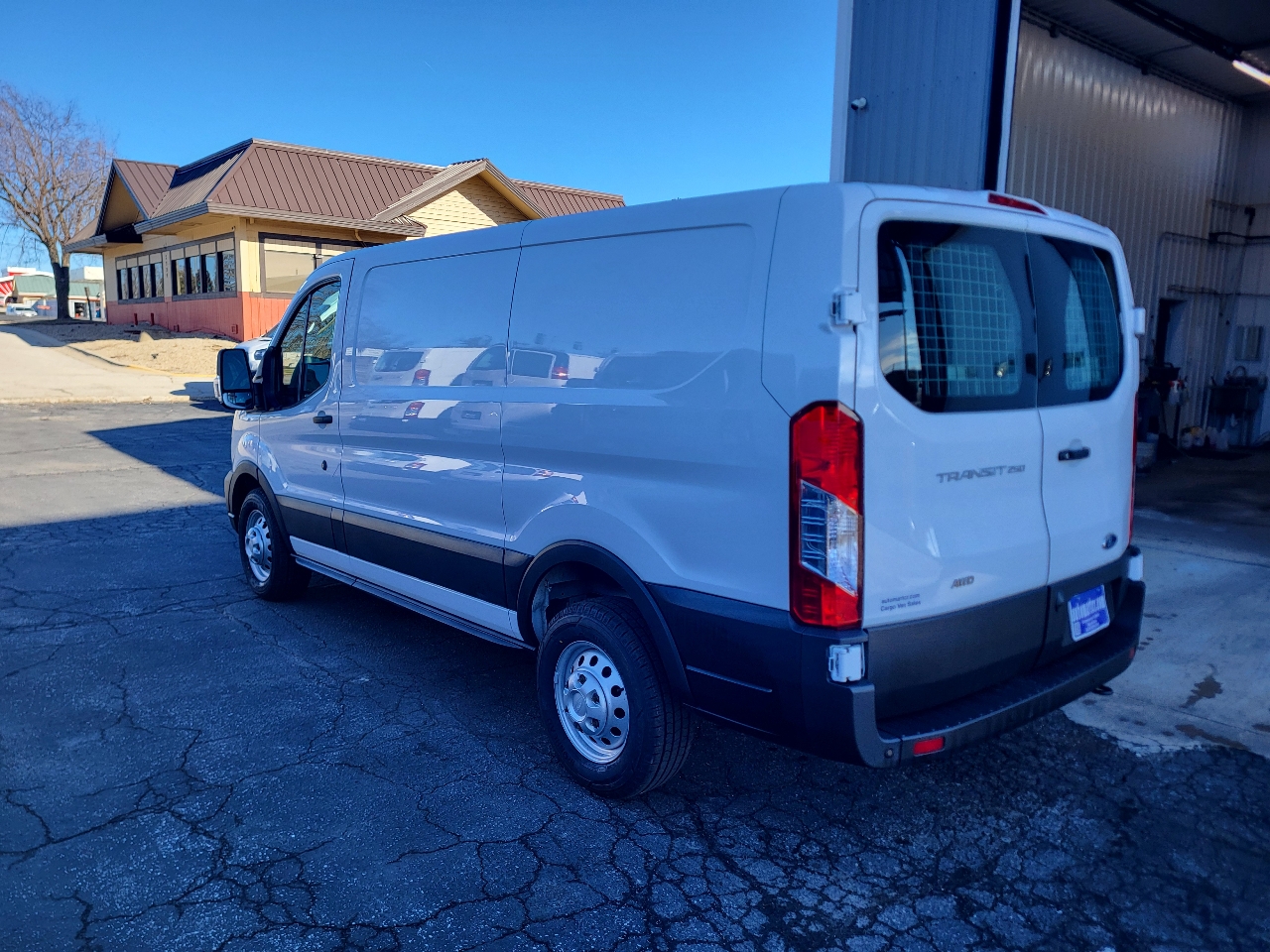 Ford Transit 250 Van Low Roof w/Sliding Pass. 130-in. WB 2022