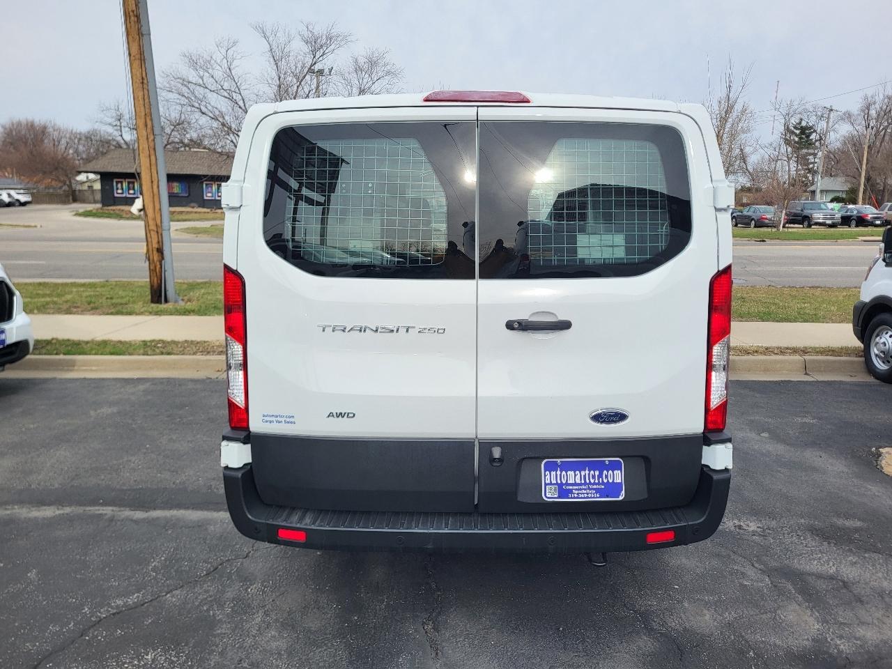 Ford Transit 250 Van Low Roof w/Sliding Pass. 130-in. WB 2022