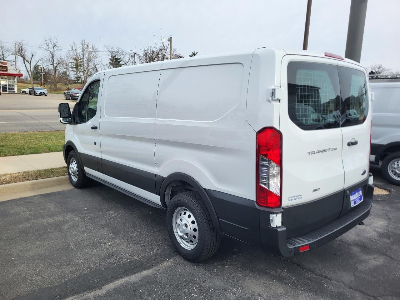 Ford Transit 250 Van Low Roof w/Sliding Pass. 130-in. WB 2022