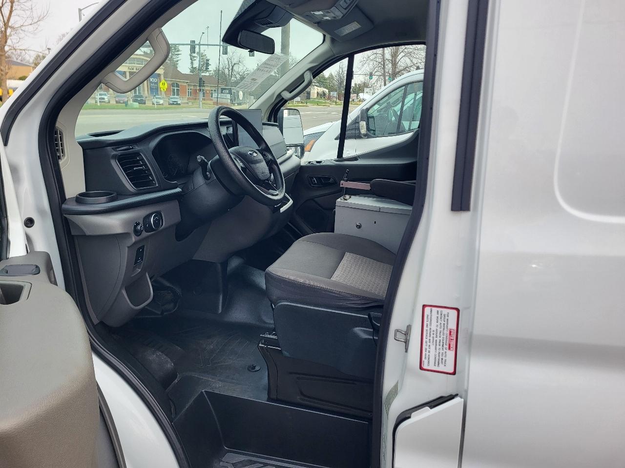 Ford Transit 250 Van Low Roof w/Sliding Pass. 130-in. WB 2022