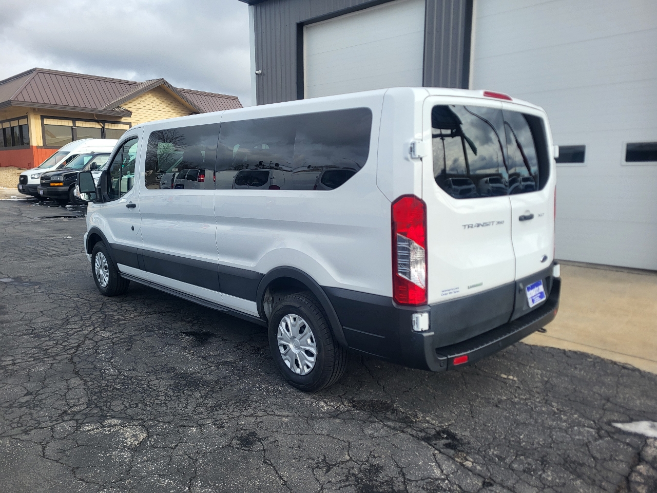 Ford Transit 350 Wagon Low Roof XLT w/Sliding Pass. 148-in. WB 2023