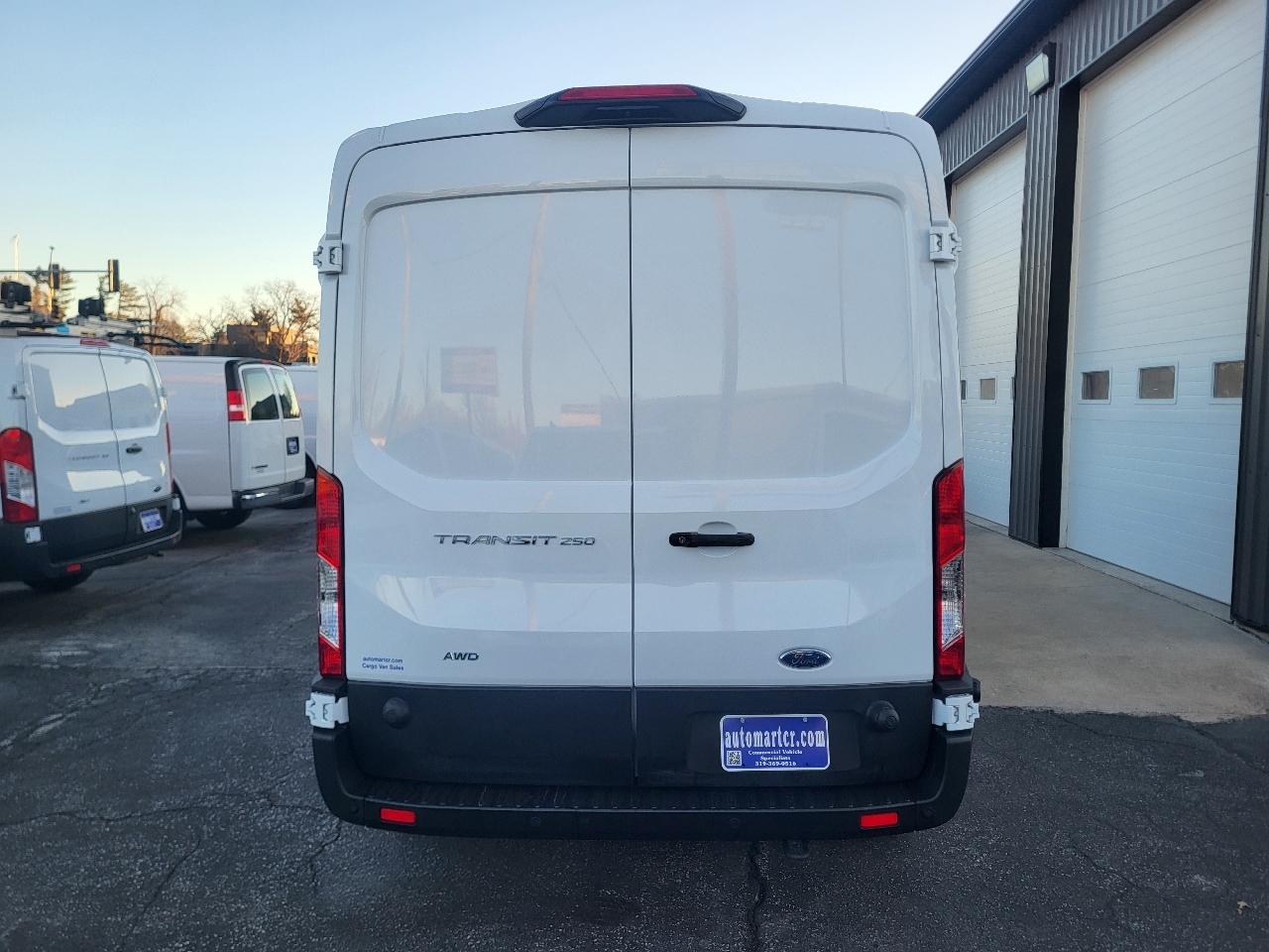 Ford Transit 250 Van Med. Roof w/Sliding Pass. 148-in. WB 2023