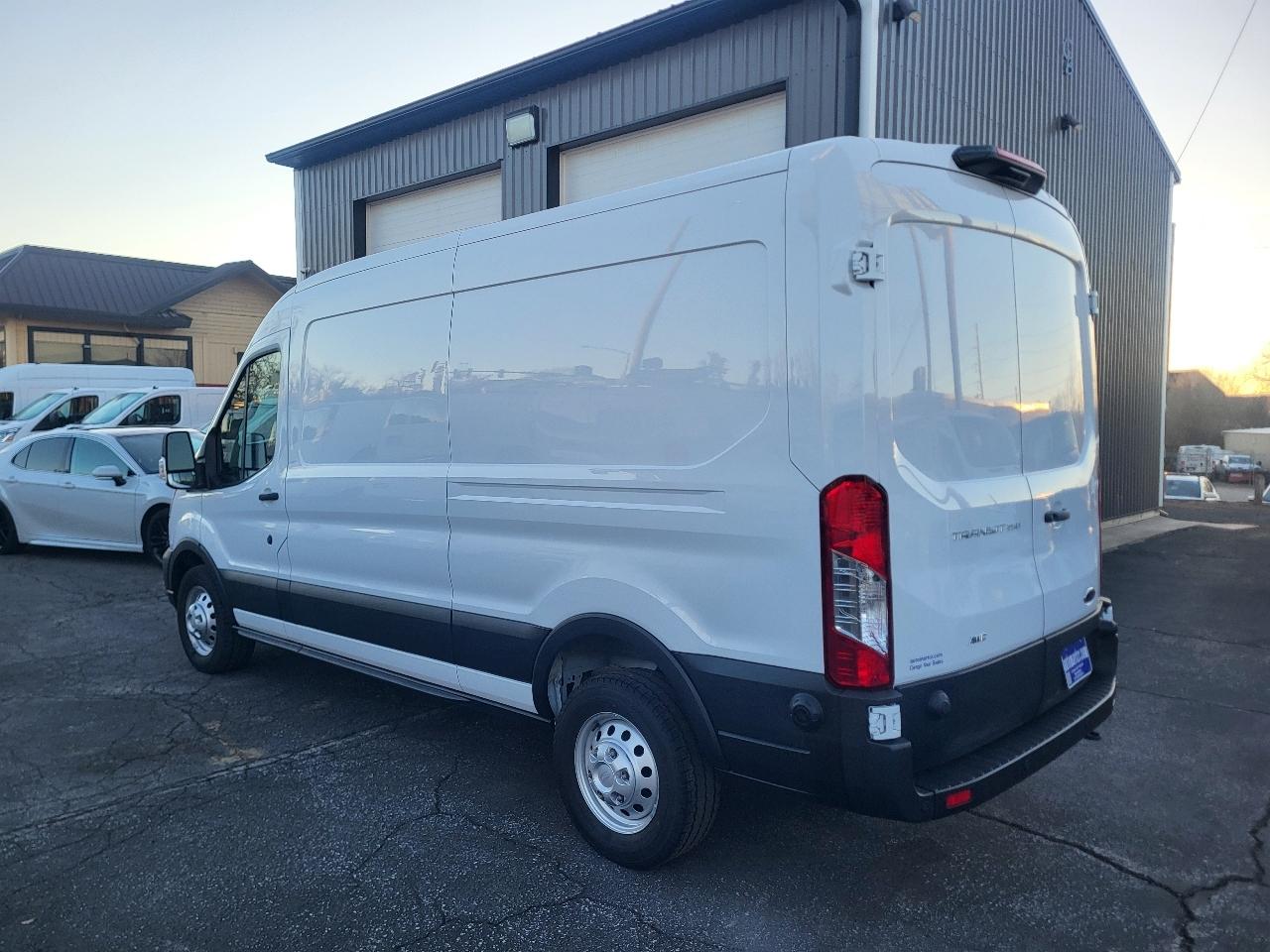 Ford Transit 250 Van Med. Roof w/Sliding Pass. 148-in. WB 2023
