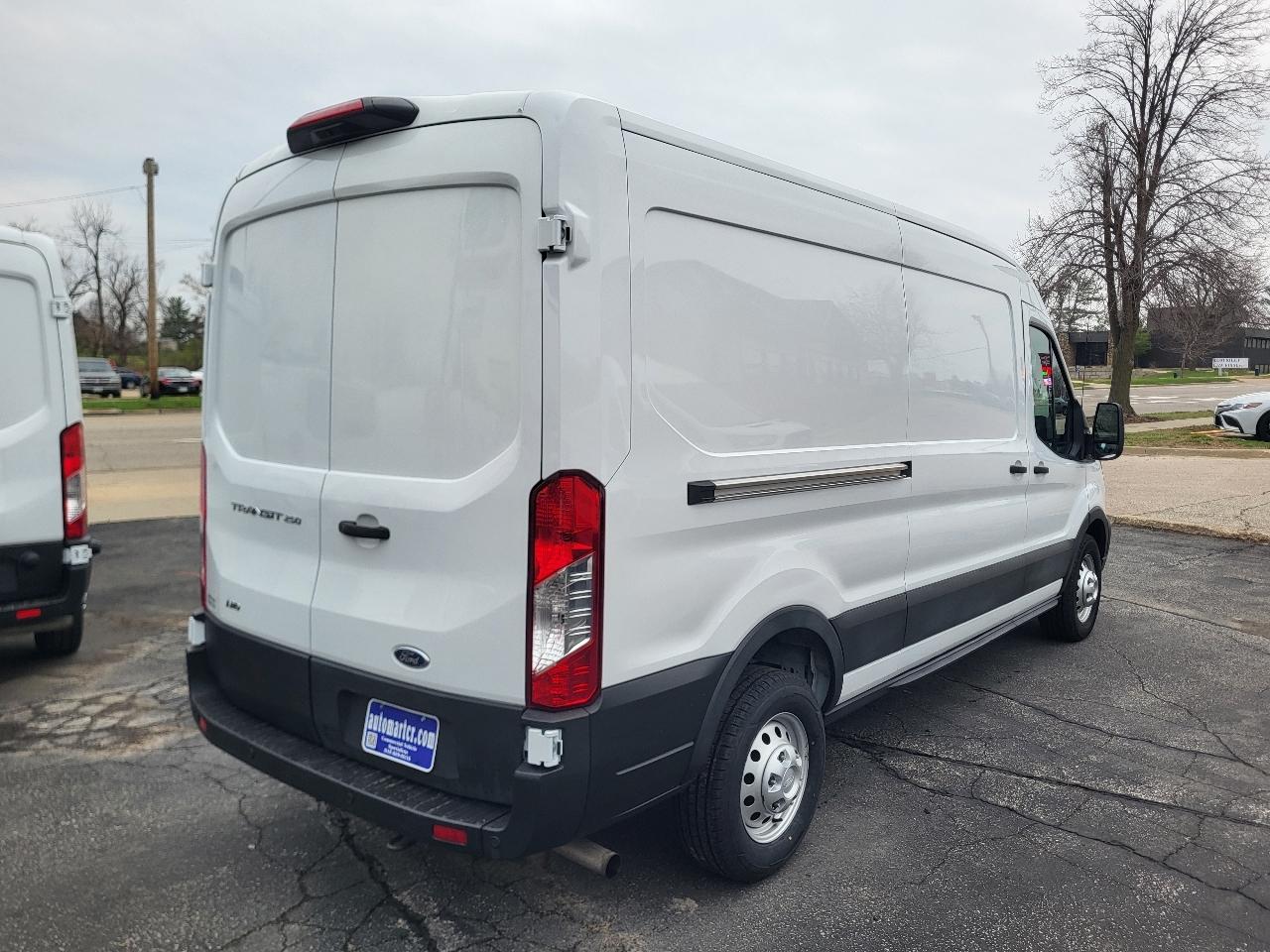 Ford Transit 250 Van Med. Roof w/Sliding Pass. 148-in. WB 2023