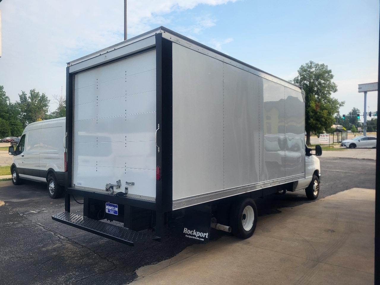 Ford Econoline E-350 Super Duty 2024