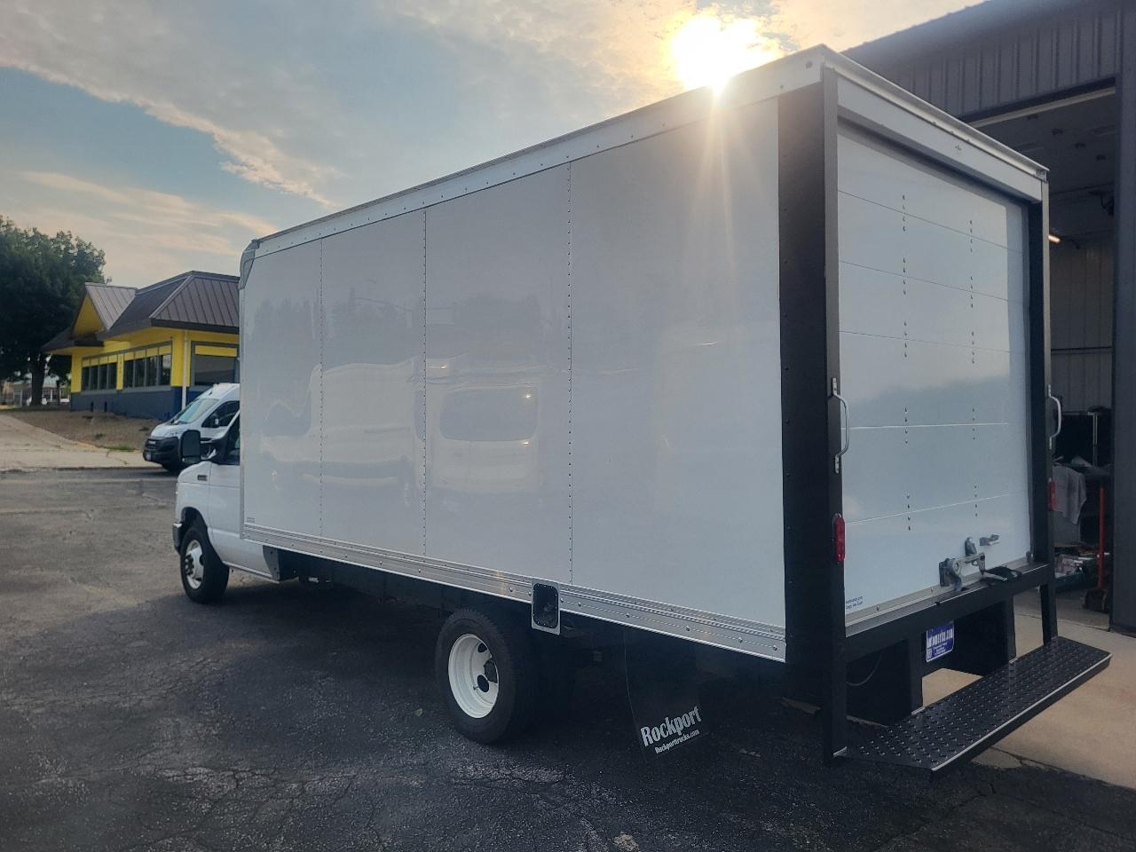 Ford Econoline E-350 Super Duty 2024