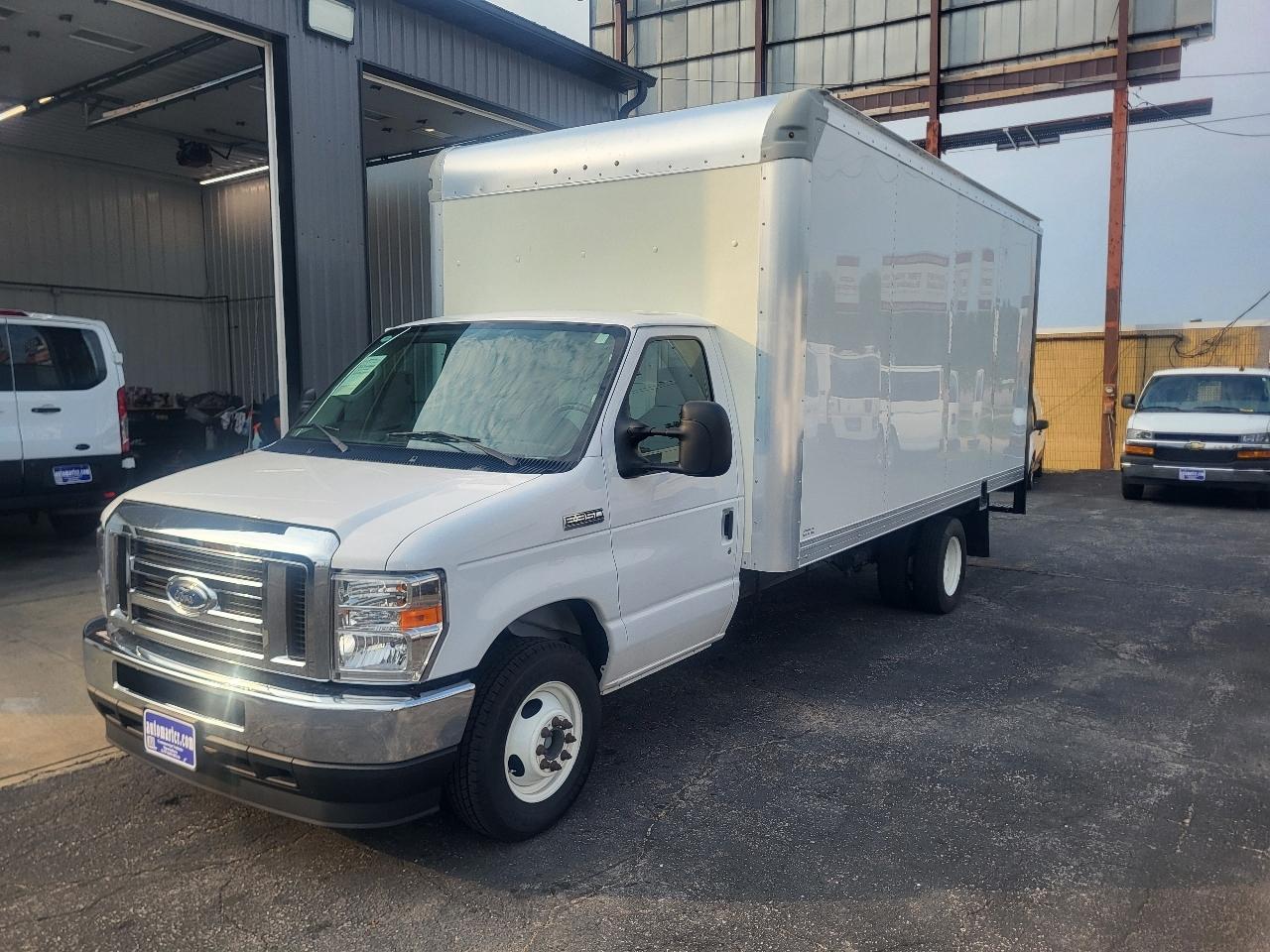 Ford Econoline E-350 Super Duty 2024