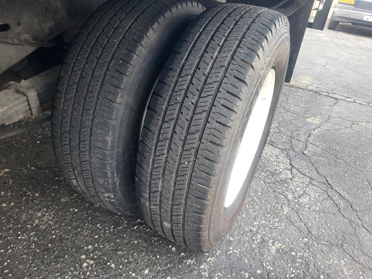 Ford Econoline E-350 Super Duty 2024