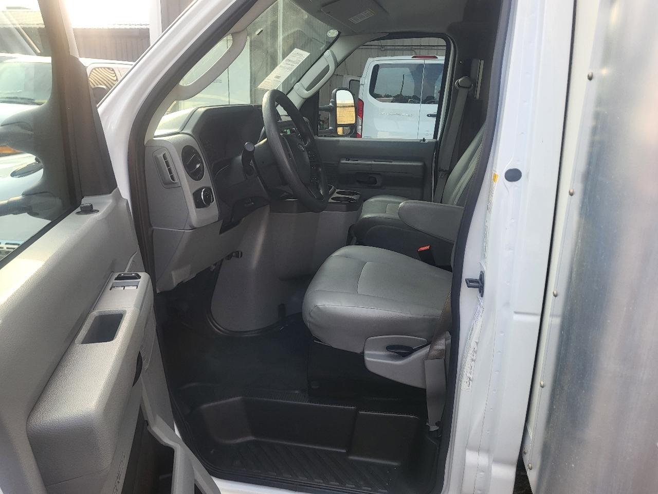 Ford Econoline E-350 Super Duty 2024