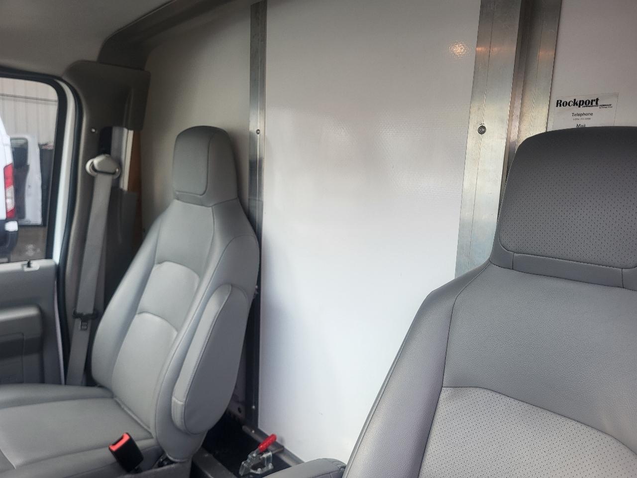 Ford Econoline E-350 Super Duty 2024