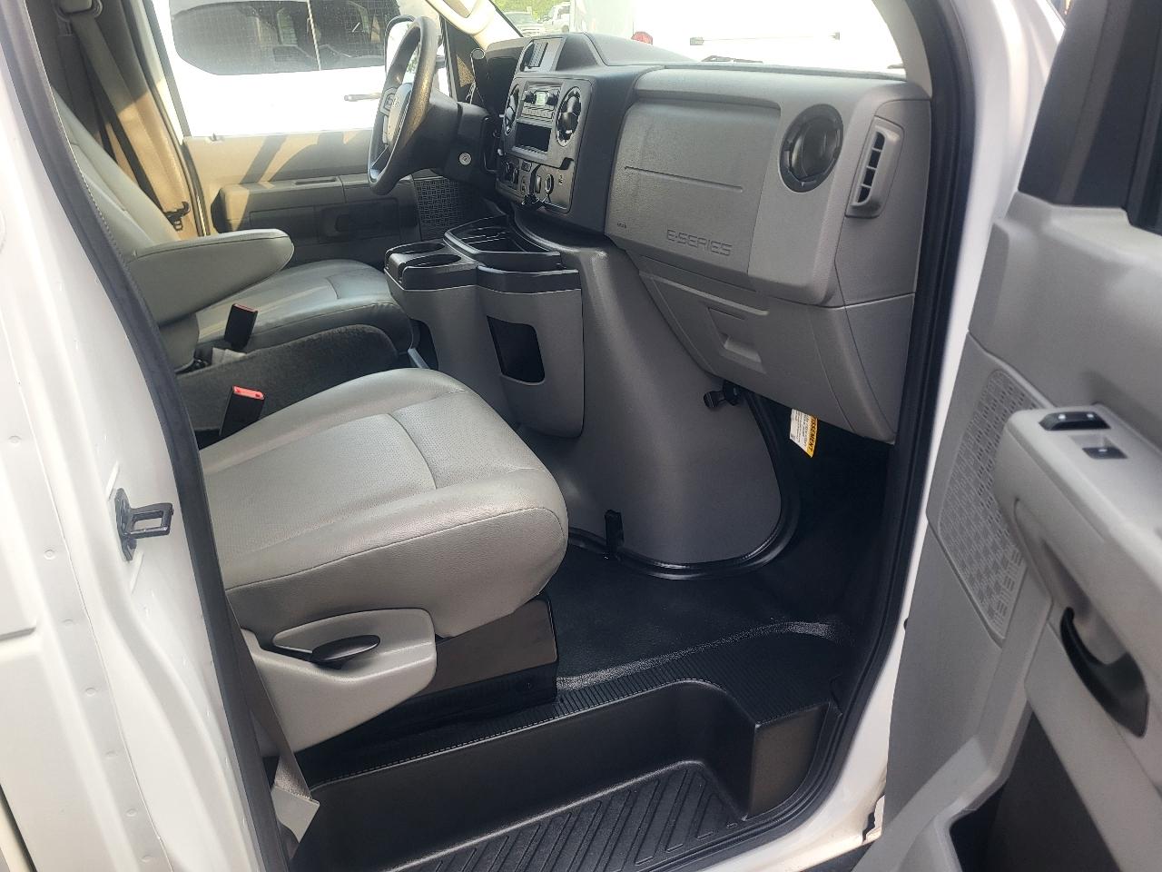 Ford Econoline E-350 Super Duty 2024