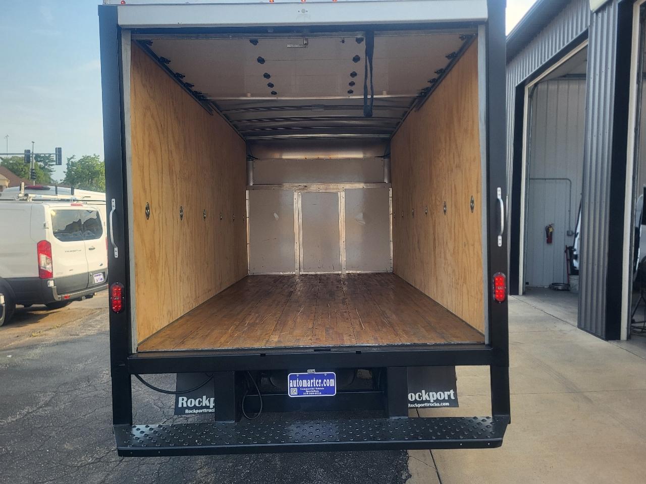 Ford Econoline E-350 Super Duty 2024