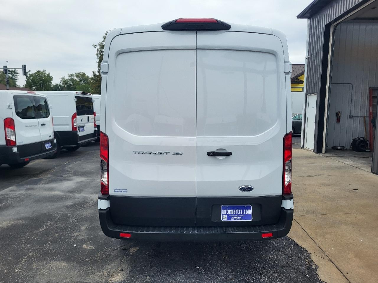 Ford Transit 250 Van Med. Roof w/Sliding Pass. 148-in. WB 2025