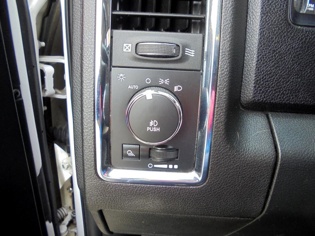 RAM 1500 Laramie Crew Cab SWB 4WD 2015