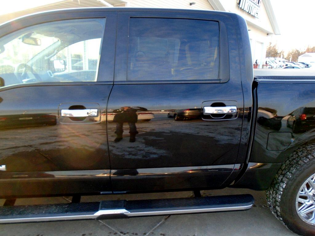 Nissan Titan SV Crew Cab 4WD 2017
