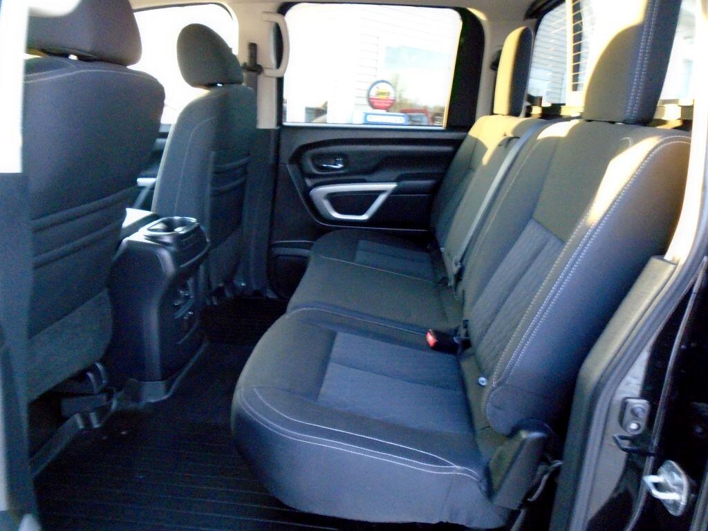 Nissan Titan SV Crew Cab 4WD 2017