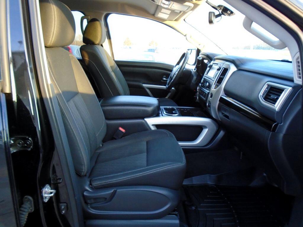 Nissan Titan SV Crew Cab 4WD 2017