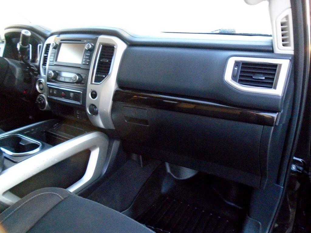 Nissan Titan SV Crew Cab 4WD 2017