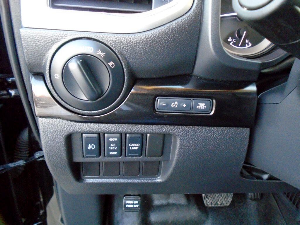 Nissan Titan SV Crew Cab 4WD 2017