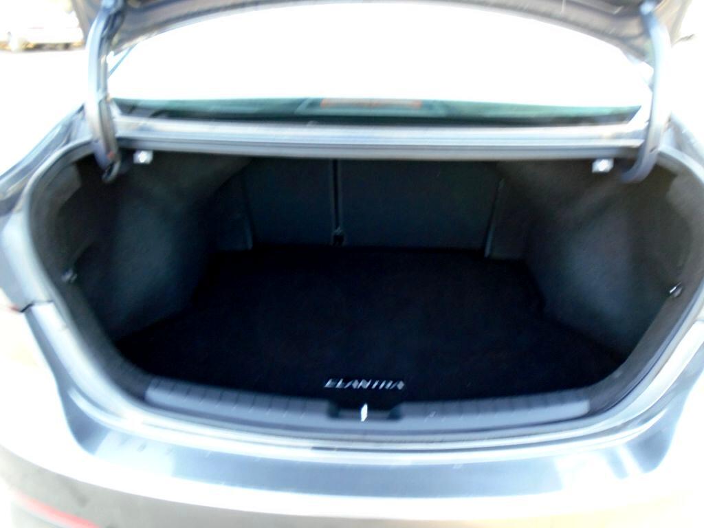 Hyundai Elantra SE 6AT 2018