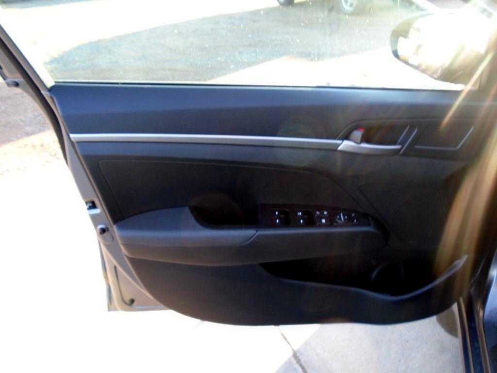 Hyundai Elantra SE 6AT 2018