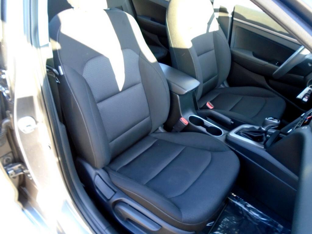 Hyundai Elantra SE 6AT 2018