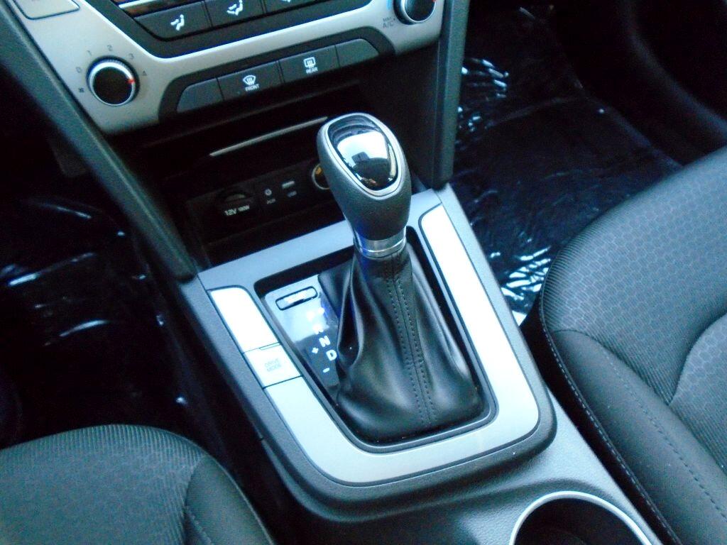 Hyundai Elantra SE 6AT 2018