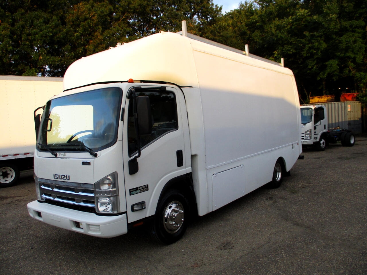 Used 2011 Isuzu NPR DSL REG AT 16' FIBERGLASS BOX TRUCK * 16