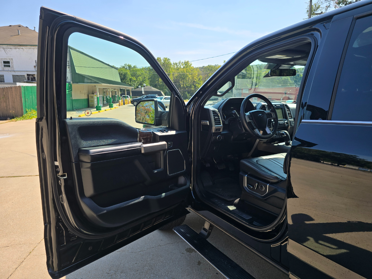 Ford F-150 Platinum SuperCrew 5.5-ft. Bed 4WD 2016 Ford F-150 Platinum SuperCrew 5.5-ft. Bed 4WD 2016