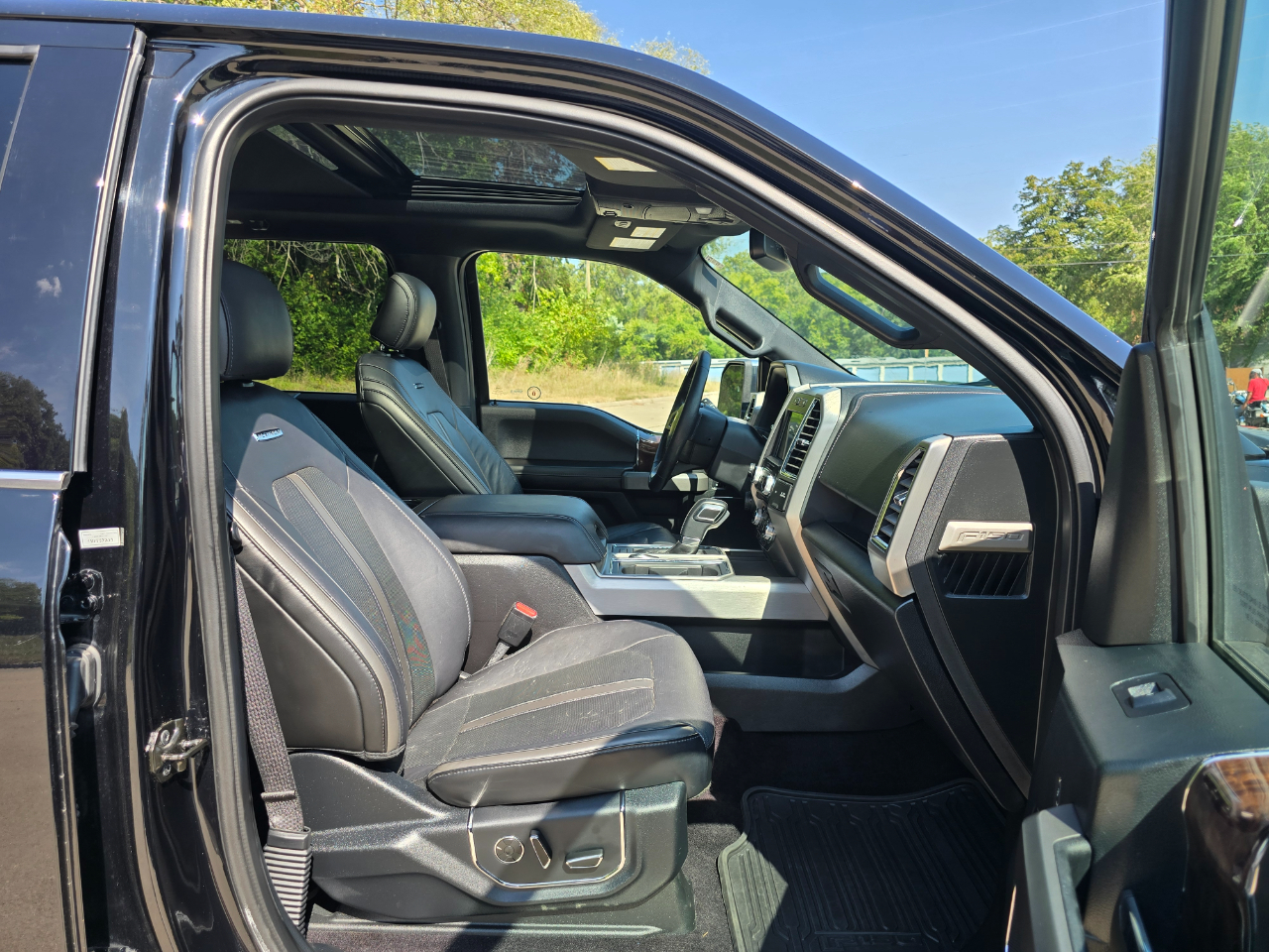 Ford F-150 Platinum SuperCrew 5.5-ft. Bed 4WD 2016 Ford F-150 Platinum SuperCrew 5.5-ft. Bed 4WD 2016