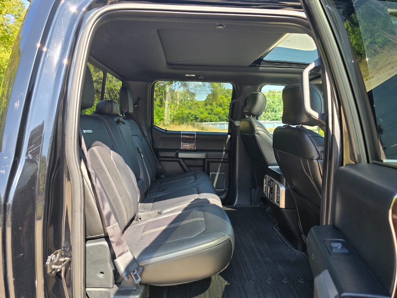 Ford F-150 Platinum SuperCrew 5.5-ft. Bed 4WD 2016 Ford F-150 Platinum SuperCrew 5.5-ft. Bed 4WD 2016