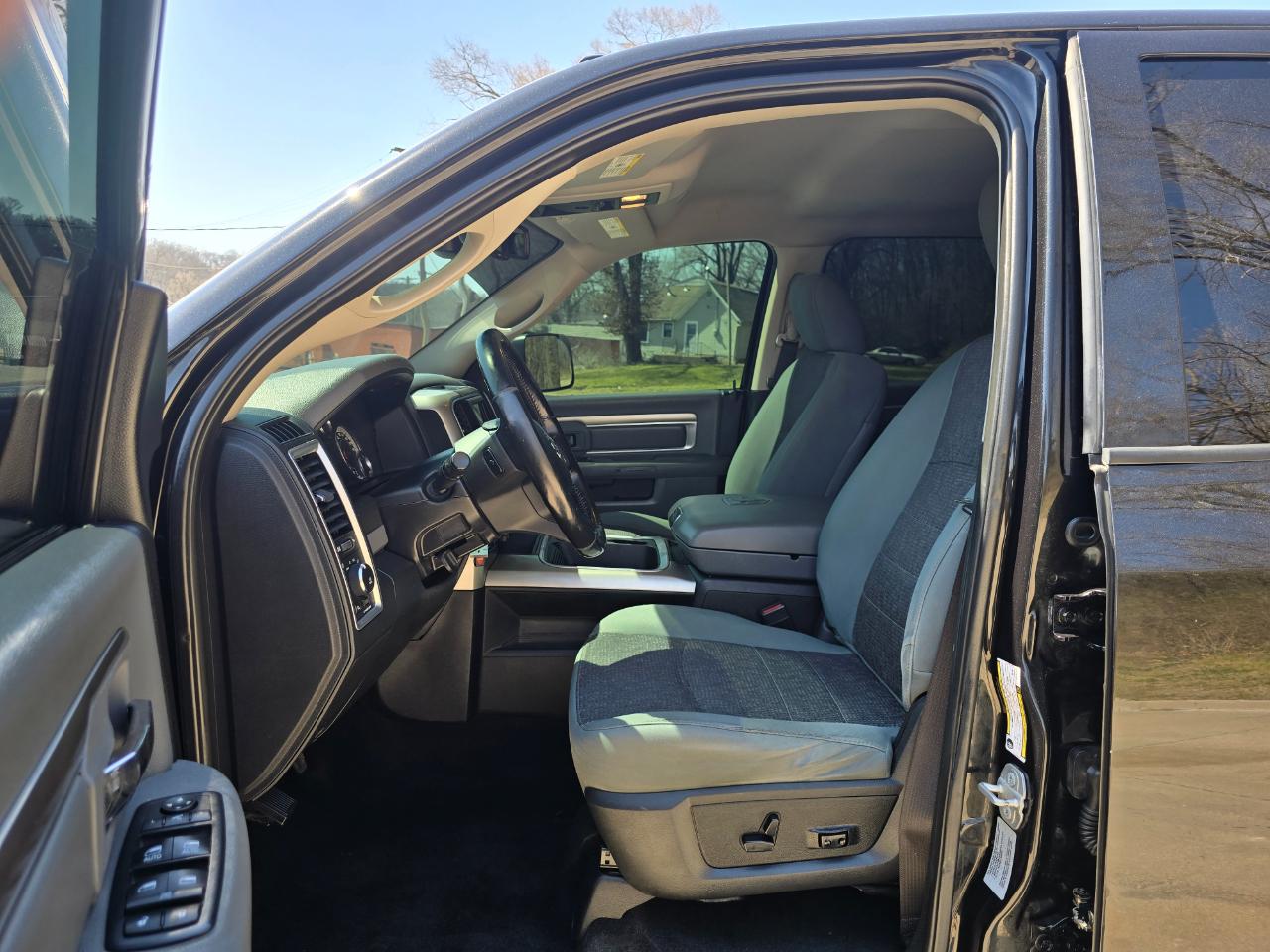 RAM 1500 Big Horn Crew Cab 4WD 2017