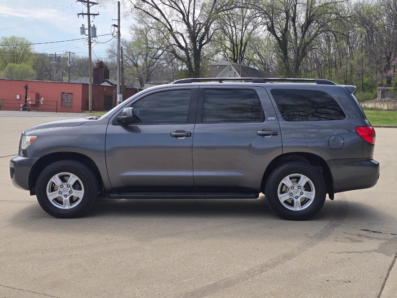 Toyota Sequoia SR5 5.7L 4WD 2016