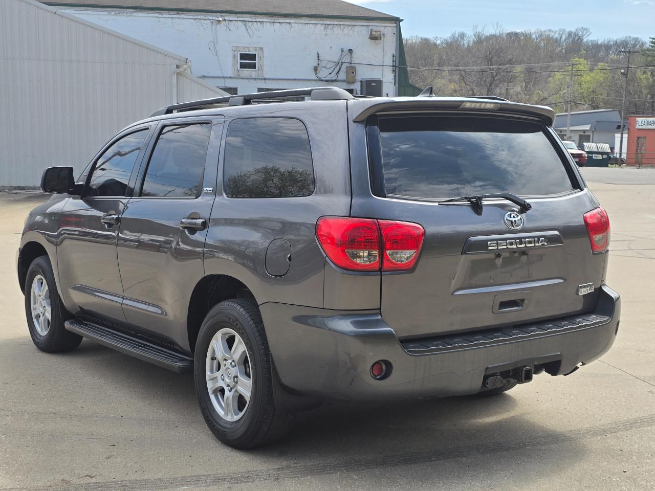 Toyota Sequoia SR5 5.7L 4WD 2016