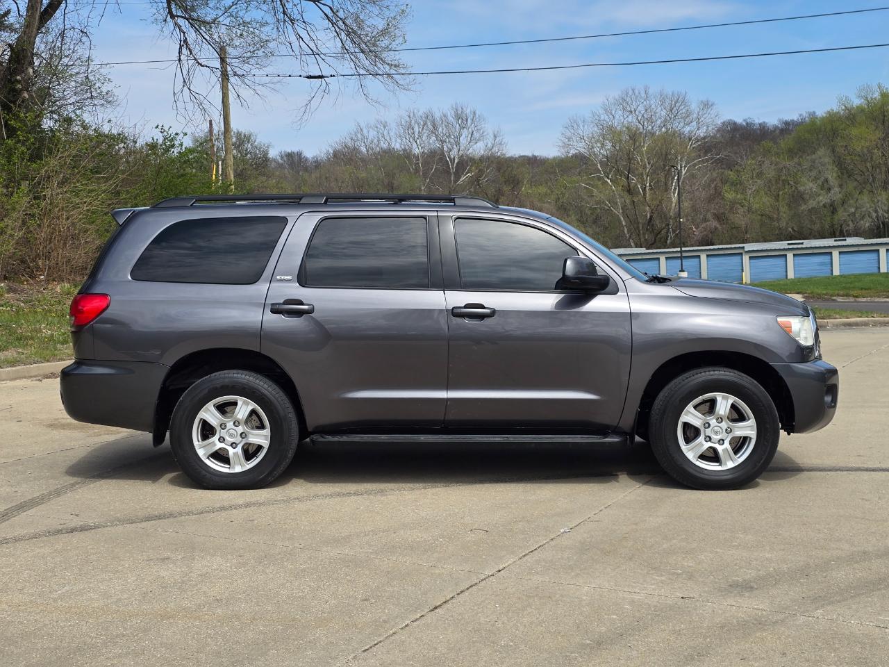 Toyota Sequoia SR5 5.7L 4WD 2016