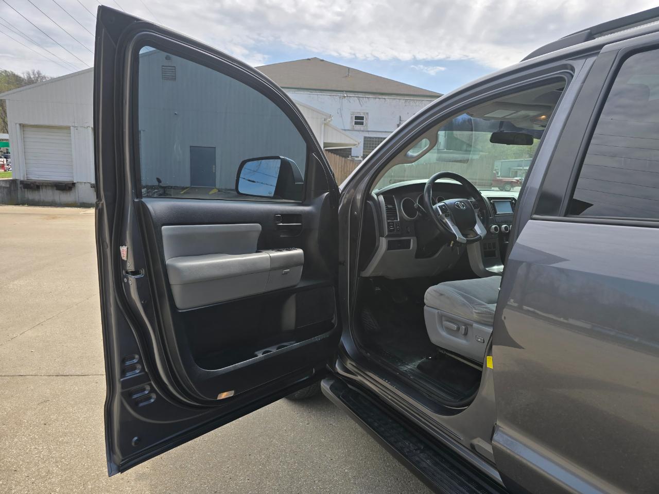 Toyota Sequoia SR5 5.7L 4WD 2016