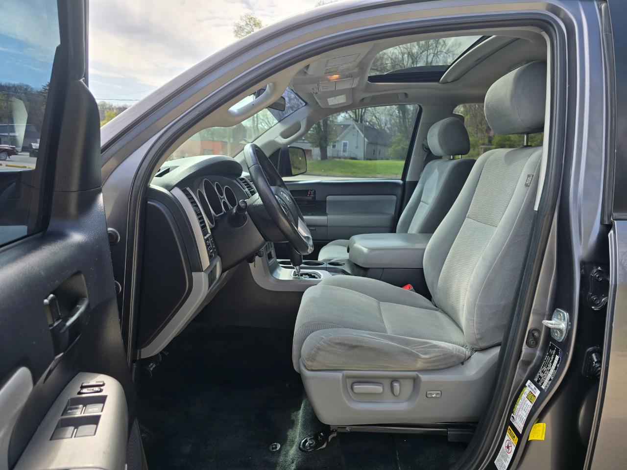 Toyota Sequoia SR5 5.7L 4WD 2016