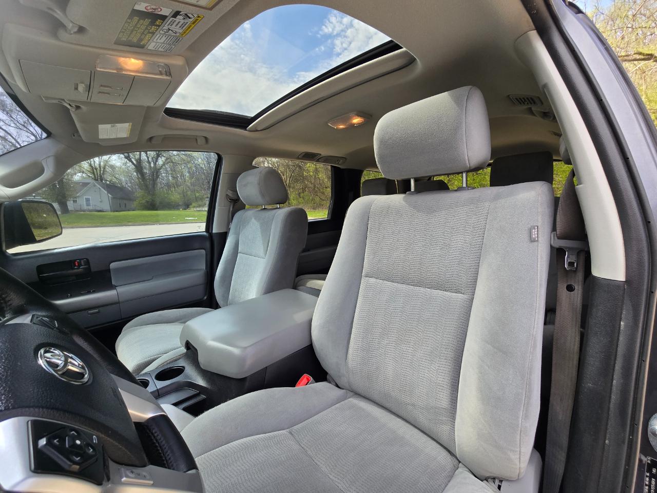 Toyota Sequoia SR5 5.7L 4WD 2016