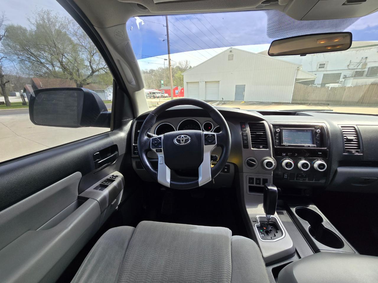 Toyota Sequoia SR5 5.7L 4WD 2016