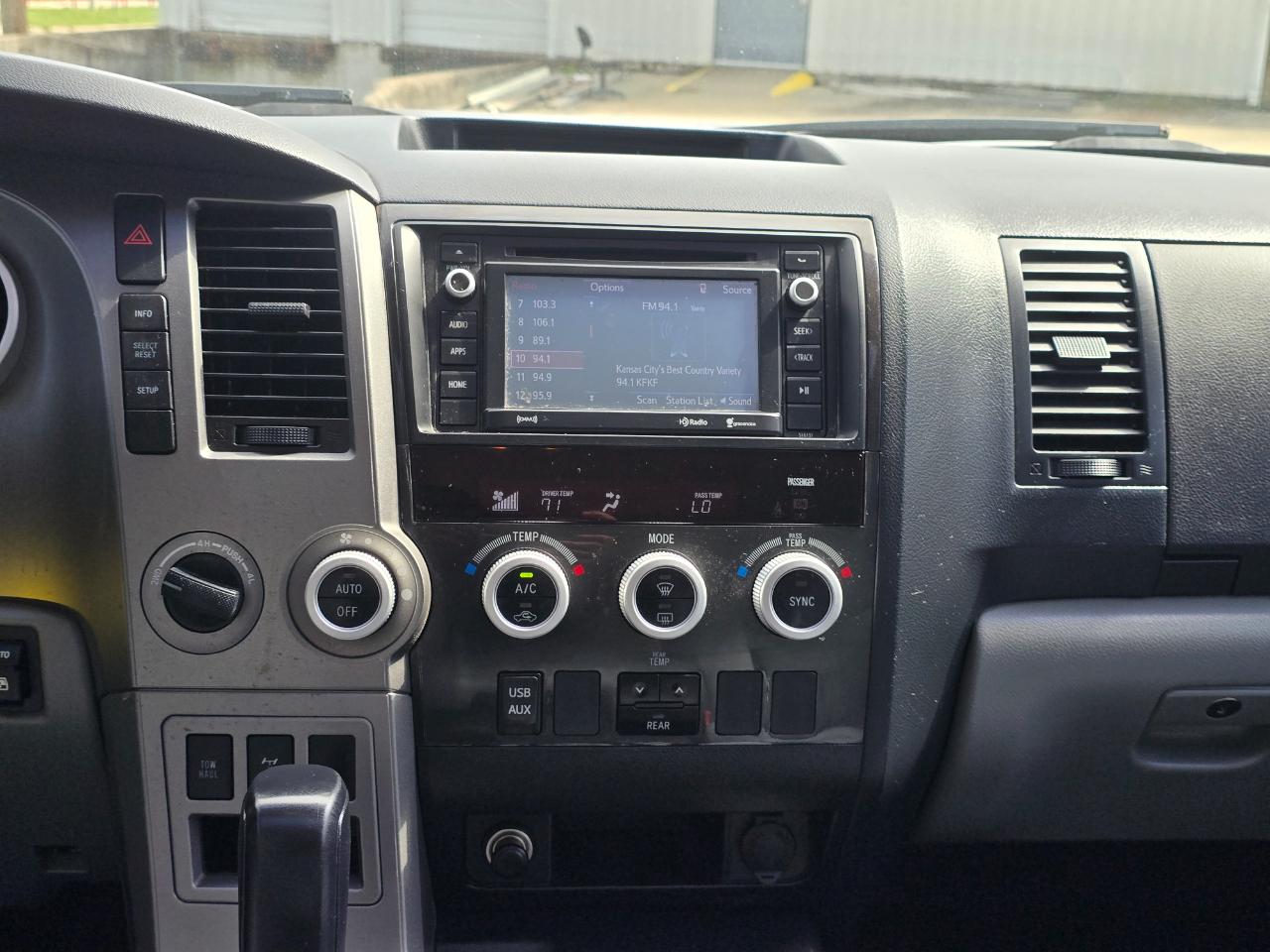 Toyota Sequoia SR5 5.7L 4WD 2016