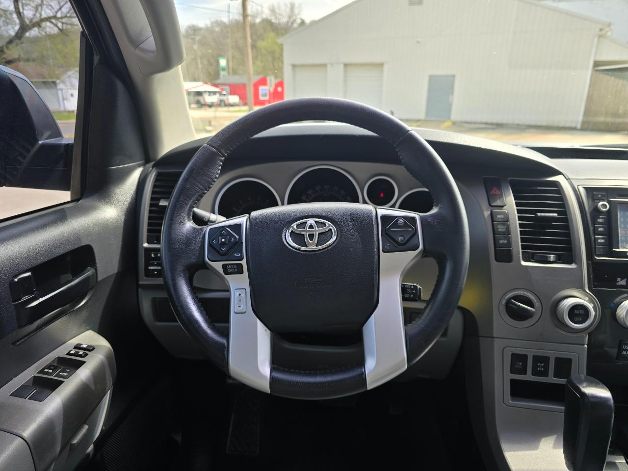 Toyota Sequoia SR5 5.7L 4WD 2016