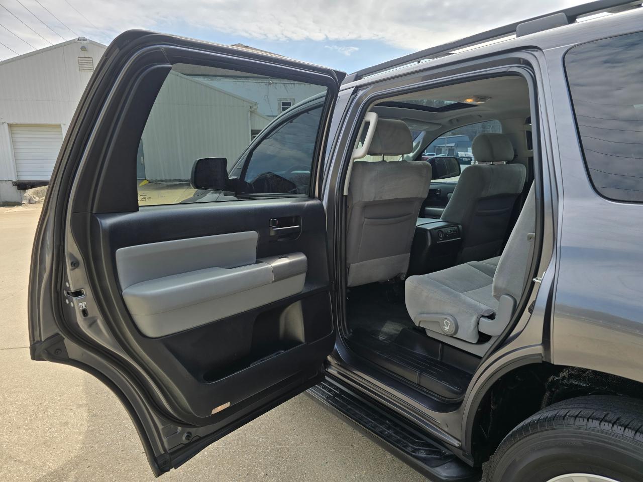 Toyota Sequoia SR5 5.7L 4WD 2016