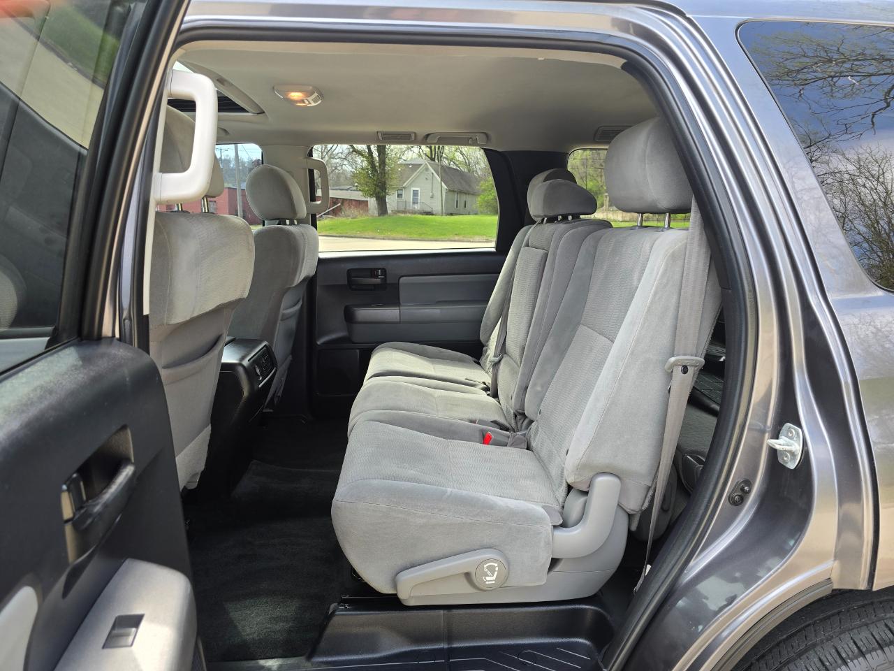 Toyota Sequoia SR5 5.7L 4WD 2016