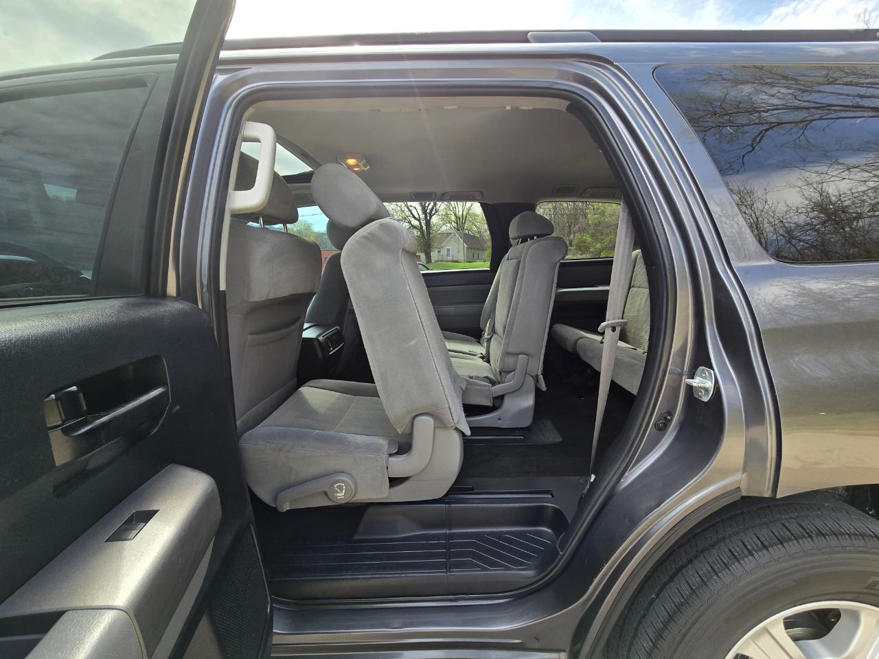 Toyota Sequoia SR5 5.7L 4WD 2016