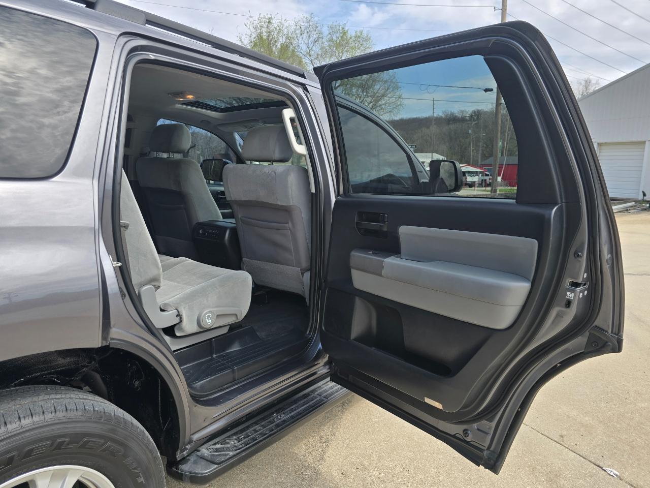 Toyota Sequoia SR5 5.7L 4WD 2016