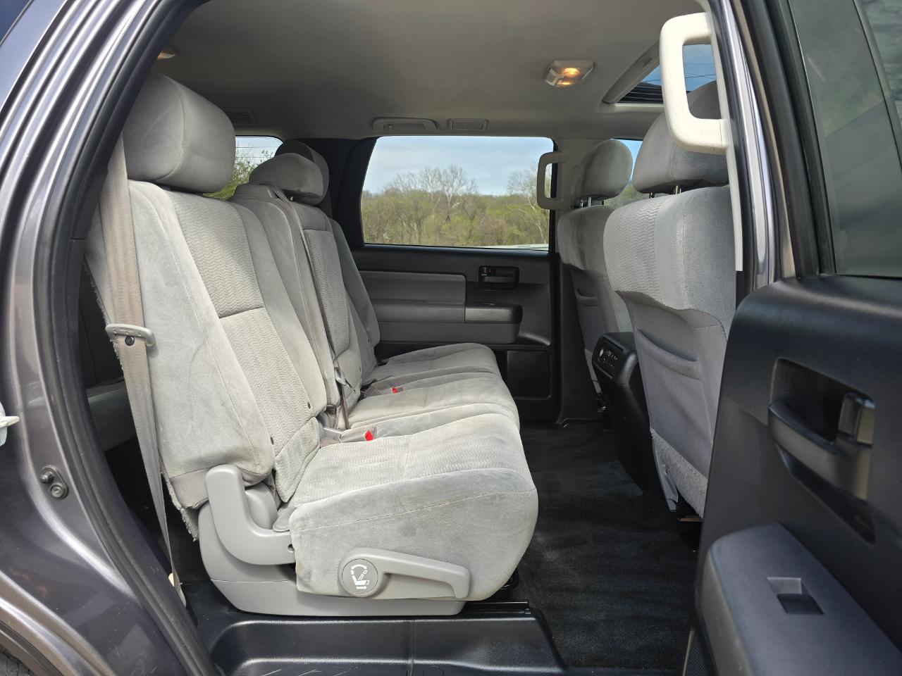 Toyota Sequoia SR5 5.7L 4WD 2016
