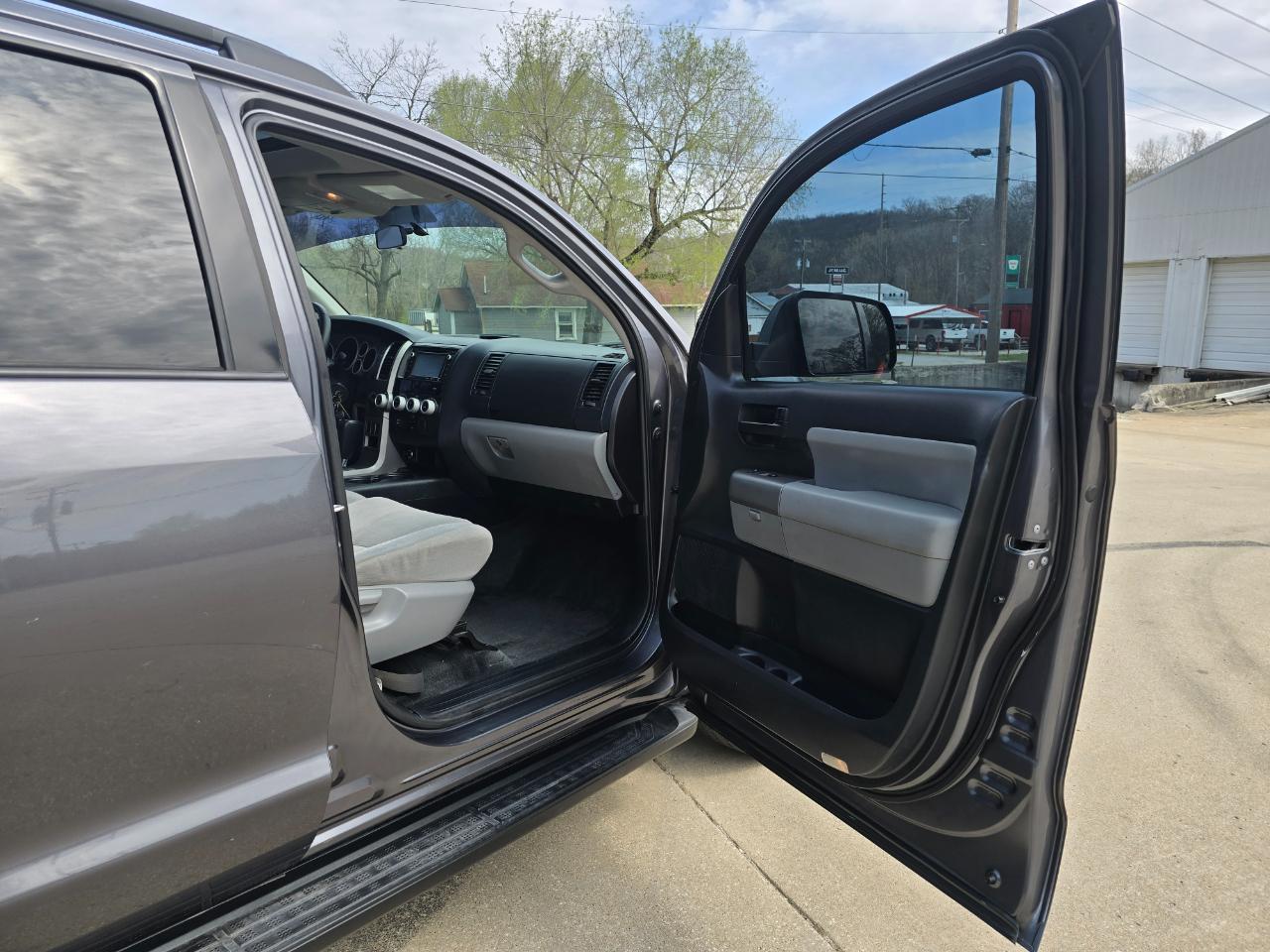 Toyota Sequoia SR5 5.7L 4WD 2016